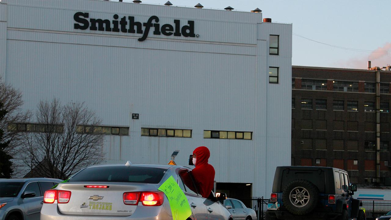 Smithfield Foods shut its South Dakota plant after several employees tested positive for coronavirus. FOX Business’ Jackie DeAngelis with more. 