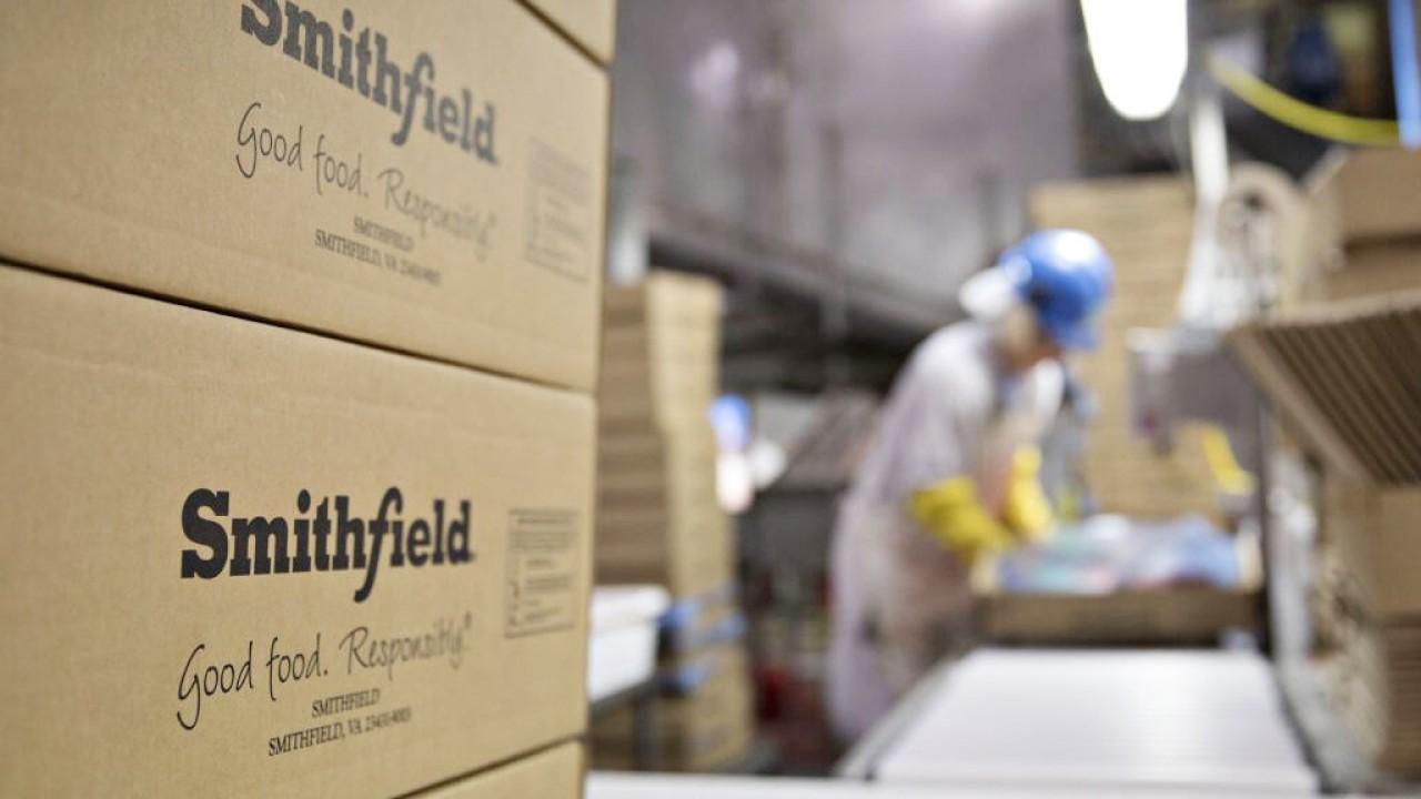 Smithfield Foods is shutting down two plants in the Midwest after more than 500 workers tested positive for coronavirus. FOX Business' Cheryl Casone with more. 