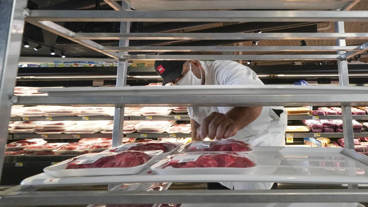 Grocery stores are rationing meat products to customers due to processing challenges caused by coronavirus. FOX Business' Grady Trimble with more.