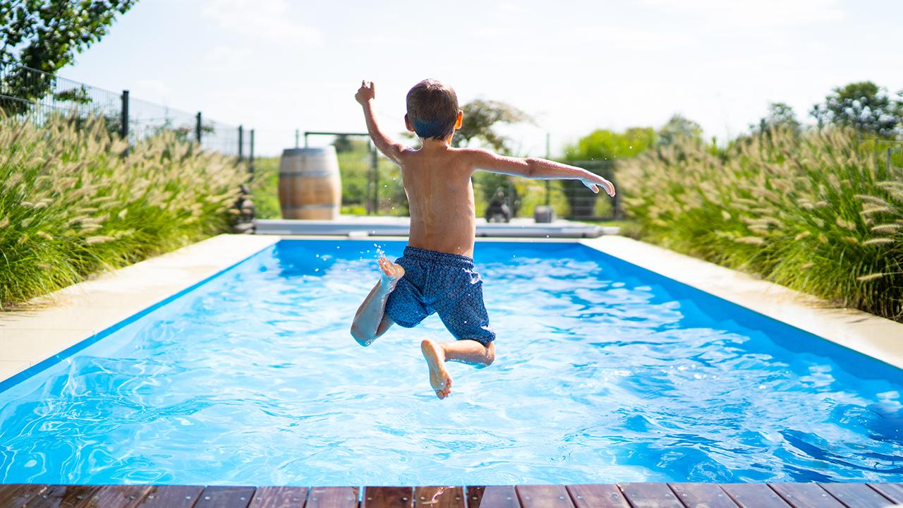 Americans are investing in their backyards and buying more swimming pools. FOX Business’ Jeff Flock with more.