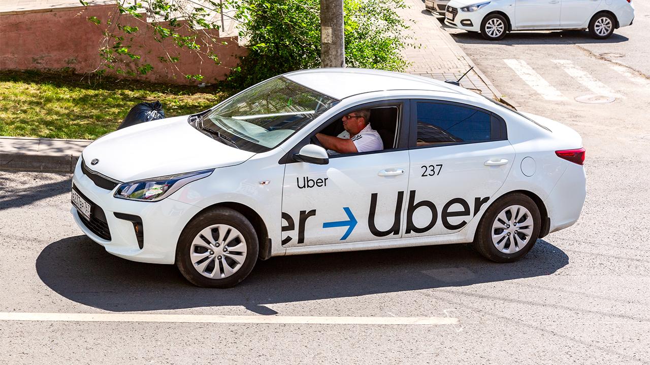 Uber is reportedly cutting 3,000 additional jobs. FOX Business’ Stuart Varney with more. 