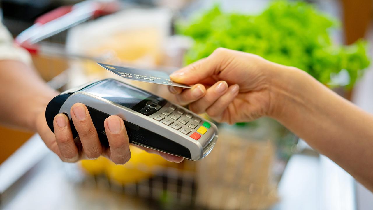 More Americans using credit cards than cash for food | Fox Business