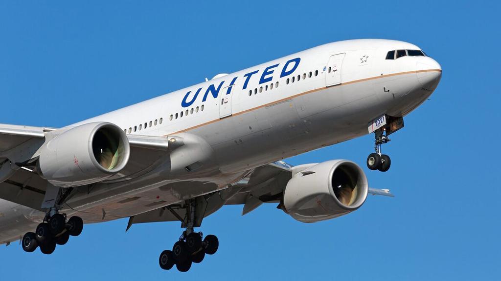 United Airlines is taking heat after a doctor tweeted a photo of his packed flight. FOX Business’ Ashley Webster with more.