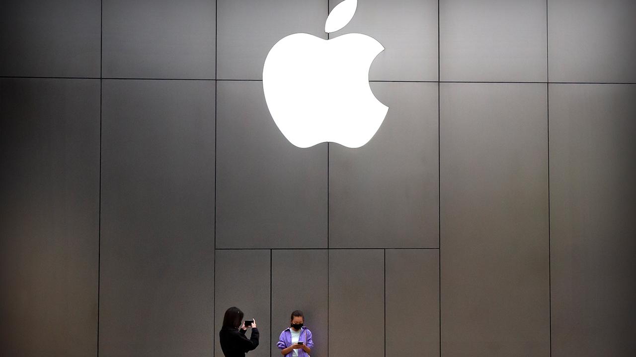 Apple announces it will be reopening select stores in Idaho, South Carolina, Alabama and Alaska. FOX Business’ Susan Li with more.