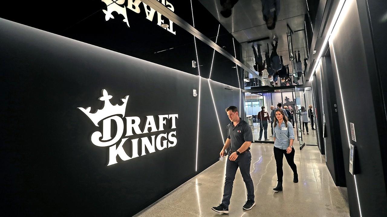 Sports gambling platforms like DraftKings are surging as major sports are making a comeback from the pandemic. FOX Business' Susan Li with more.