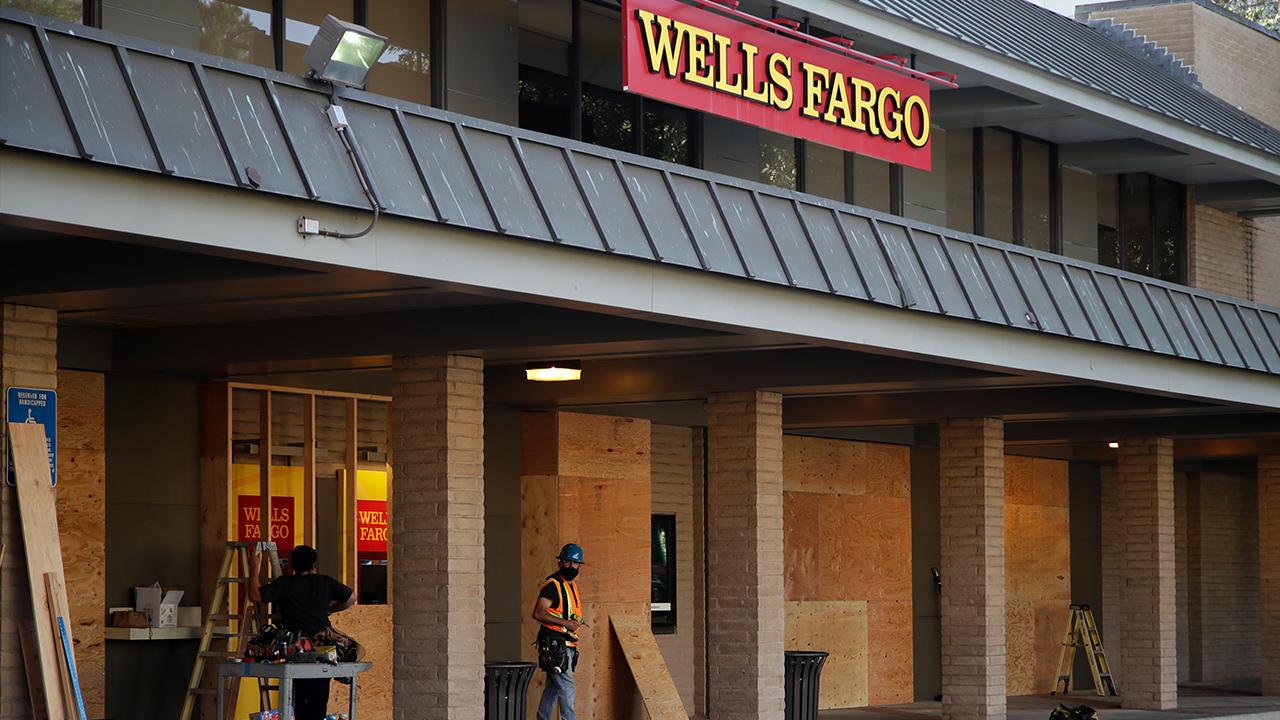 FOX Business’ Charlie Gasparino says Wells Fargo chief economist Jay Bryson told BlackRock executives the recession likely ended in April or May and called it the ‘shortest and deepest’ recession on record. 