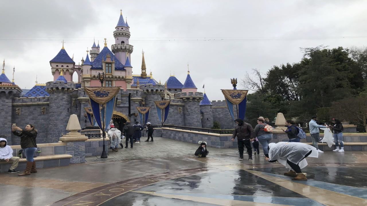 Disneyland will require guests to wear face masks and get their temperatures checked when it reopens next month. FOX Business' Cheryl Casone with more, plus the top headlines from FOXBusiness.com.