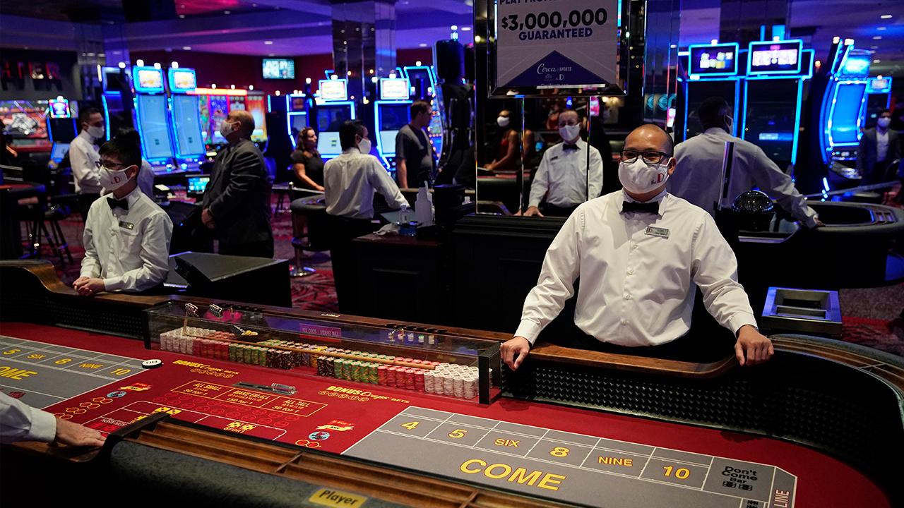 Las Vegas casinos are reopening their doors after being closed for 78 days because of the coronavirus pandemic. KVVU reporter Cassie Mlynarek with more. 