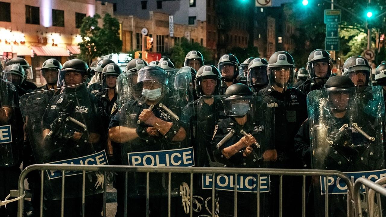 More police officers are applying to retire amid recent protests and calls to defund law enforcement. FOX Business' Jackie DeAngelis with more.