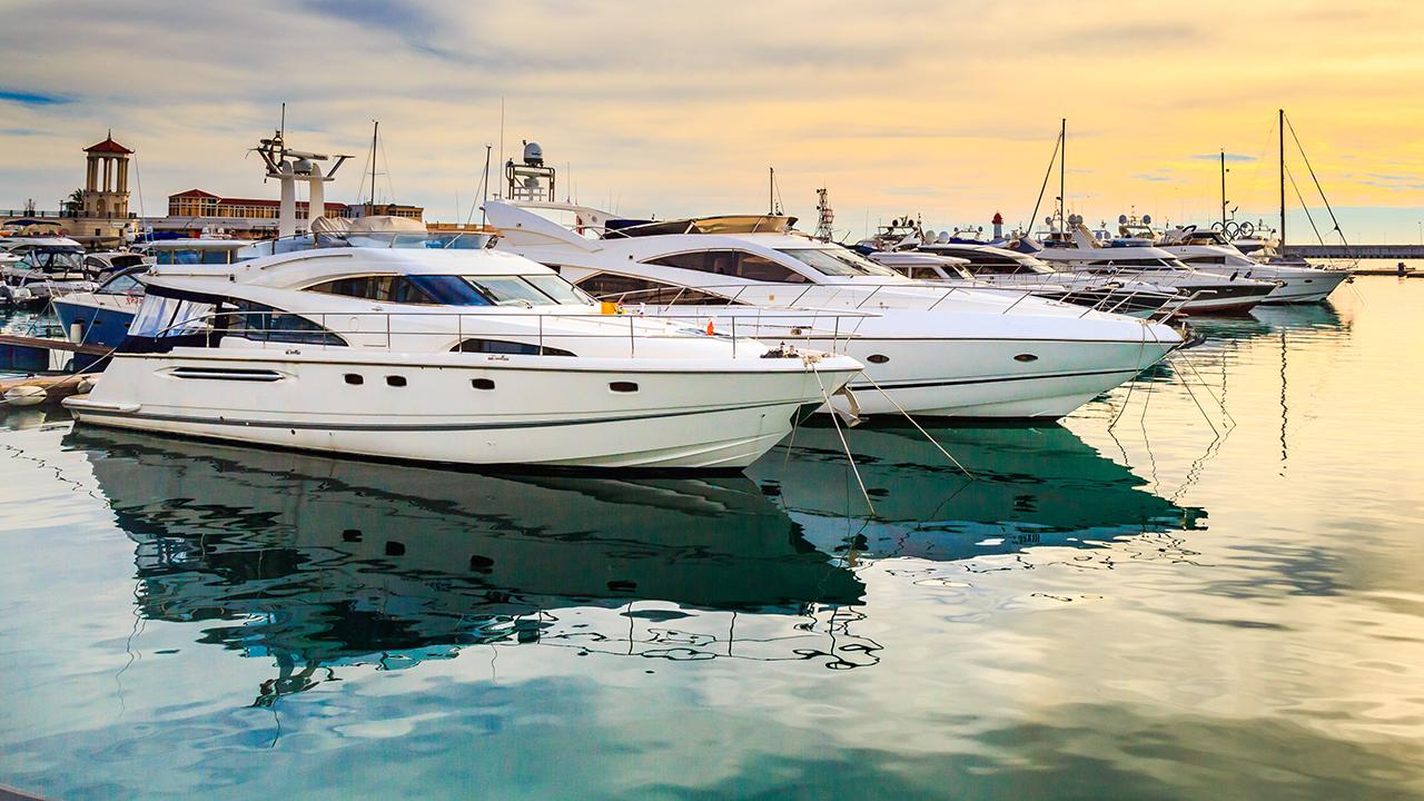 More Americans are heading to the water and buying boats and jet skis, while many are also getting into ‘boat-sharing.’ FOX Business’ Grady Trimble with more.