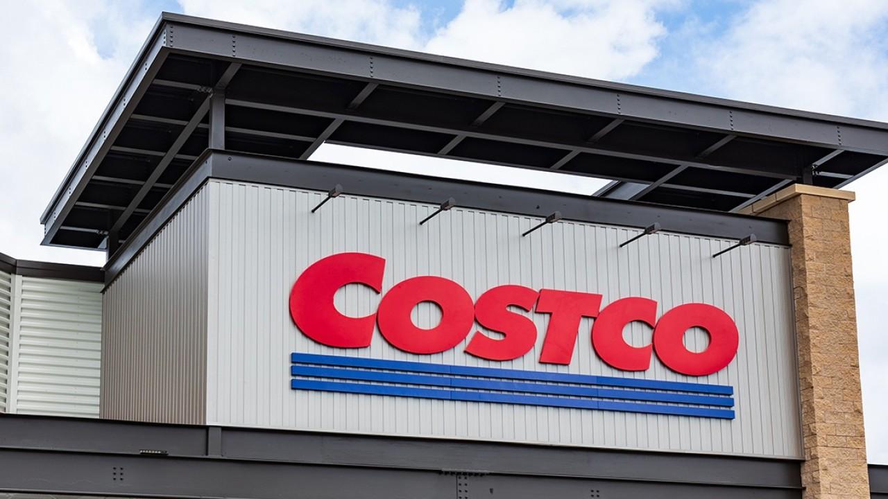 Costco is teaming up with Wheels Up to offer a year-long private jet travel membership. FOX Business' Kristina Partsinevelos with more.