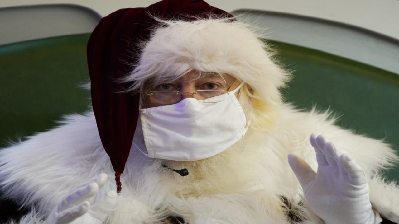 Malls across America are making photos with Santa Claus socially distanced and contactless amid the coronvirus pandemic. FOX Business’ Jeff Flock with more.