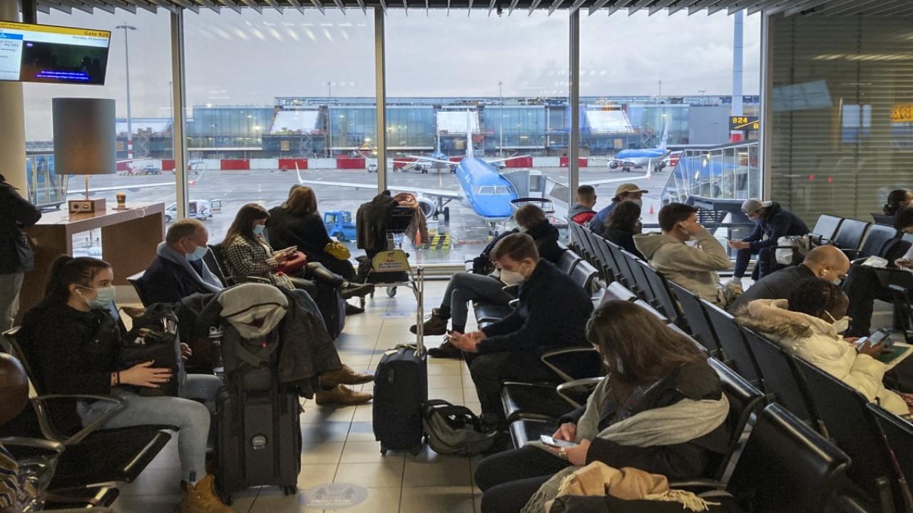 Despite health officials warning against travelling, airlines are seeing an all-time high for the coronavirus pandemic. FOX Business' Grady Trimble with more.